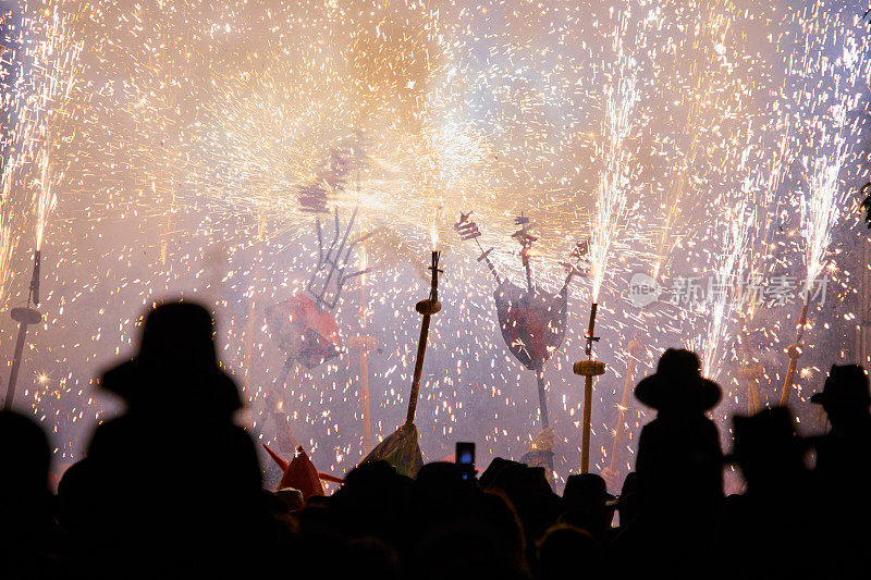 加泰罗尼亚Correfoc -街道上的传统烟花节